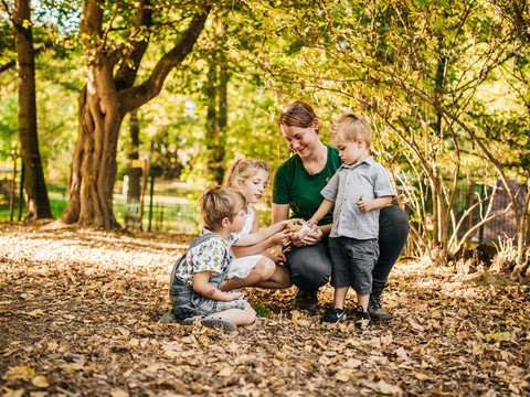 Tierpark Freiberg Eine Familie füttert im Tierpark Freiberg Tiere unter herbstlichen Bäumen.A family feeds animals under autumnal trees at Freiberg Zoo.Rodina krmí zvířata pod podzimními stromy v Zoo Freiberg.Rodzina karmi zwierzęta pod jesiennymi drzewami w zoo we Freibergu.Een familie voert dieren onder herfstbomen in de dierentuin van Freiberg.Una famiglia nutre gli animali sotto gli alberi autunnali dello zoo di Freiberg.