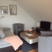 fewo_moennekes_wohnzimmer.jpg Wohnbereich mit Sofa, zwei Sesseln und TVLiving area with sofa, two armchairs and TV