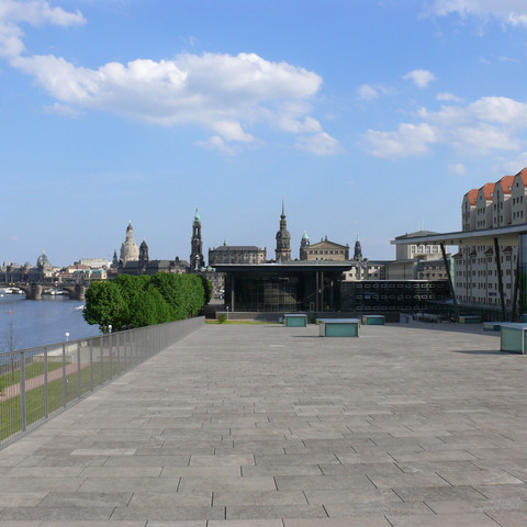 Terrasse außen des Internationalen Congress Center Dresden