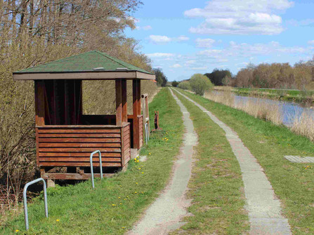 Boots- und Kanuanlger mit Schutzhütte Süderende Steinau