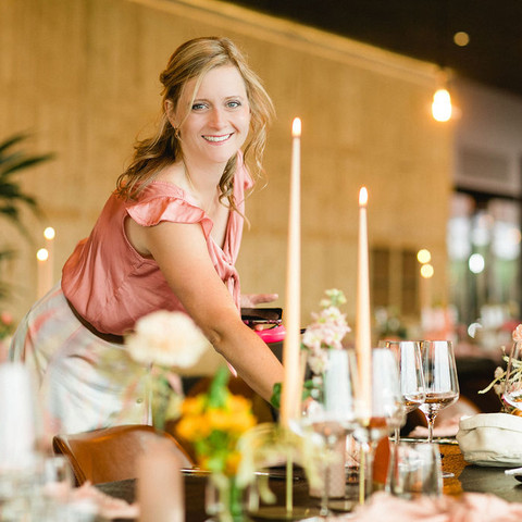 Anikó Arzner (owner) Anikó Arzner, die Inhaberin von Aniko Hochzeiten beim eindecken der FesttafelAnikó Arzner, owner of Aniko Hochzeiten, setting the banquet tableAnikó Arzner, majitelka svatebního salonu Aniko, připravuje slavnostní stůl.Anikó Arzner, właścicielka Aniko Weddings, nakrywa świąteczny stółAnikó Arzner, de eigenaresse van Aniko Weddings, dekt de feesttafelAnikó Arzner, titolare di Aniko Weddings, prepara la tavola delle feste