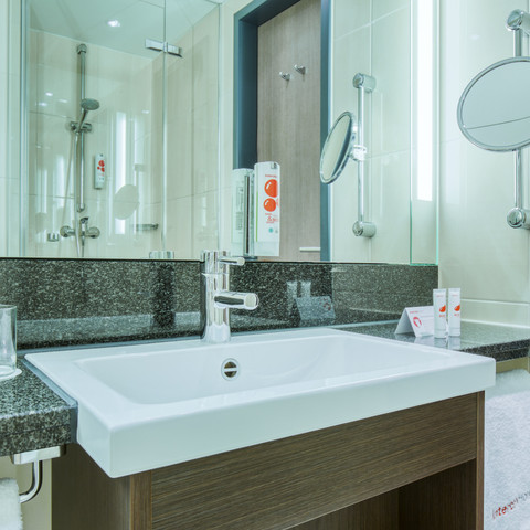 Badezimmer Gästezimmer Badezimmer im IntercityHotel DresdenBathroom at the IntercityHotel Dresden