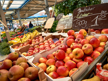 Wochenmarkt in Wolfenbüttel Obststand auf dem Wochenmarkt