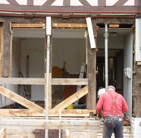 Restaurierung der aufsteigenden Eichenständer, Rekonstruktion der Brustriegel, Schwellenbalken