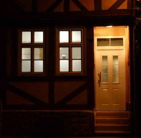 Nachtansicht mit neuer Haustür