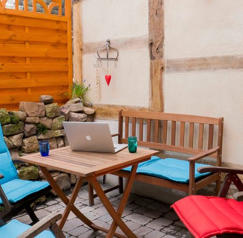 Hof mit Sitzgelegenheit