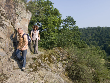 Entlang der Schieferfelsen