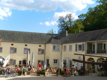 Bike route on the Mosel: stop at Machern Monastery