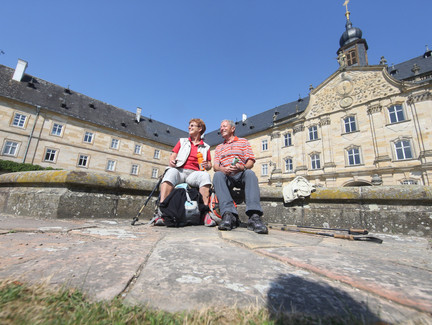 Wanderer vor Schloss Tambach