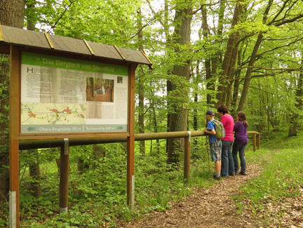 Hinweistafel am Bergloch