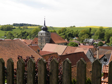 Blick über Ummerstadt mit der Kirche St. Bartholomäus