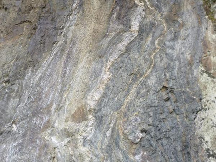 Quarzgang im Schieferfelsen am Felsdurchbruch der Landstraße
