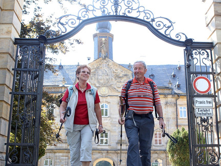 Wanderer vor Schloss Tambach