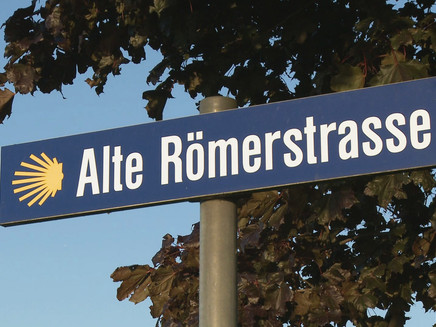 Weite Strecken verläuft der Jakobsweg auf historischen Trassen