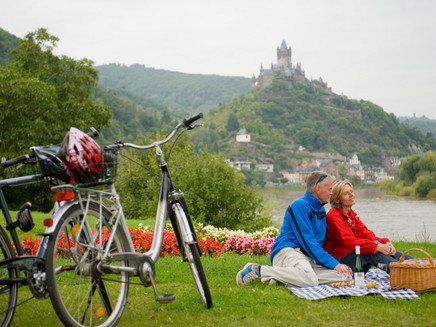 Mosel-Radweg mit Blick auf die Reichsburg in Cochem