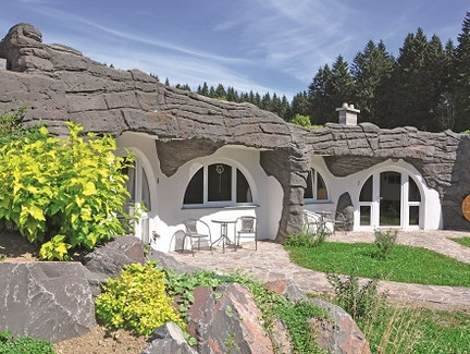 Eingänge zu den Höhlenhäusern Feriendorf Auenland Waffenrod