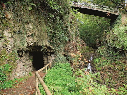 Vulkan-Rad-Route Eifel_Käsegrotte in Bad Bertrich, ein Gebilde säulenartig erkalteter Lava