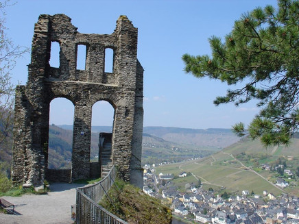 The Grevenburg high above the Mosel