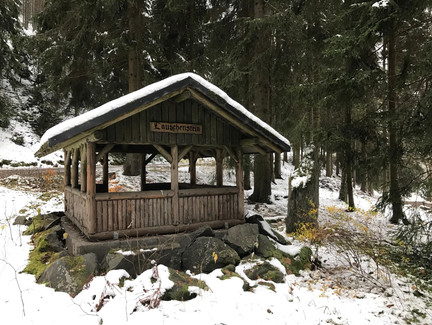 Den Nachbau Felsenhäuschen auf der Straße der Jugend