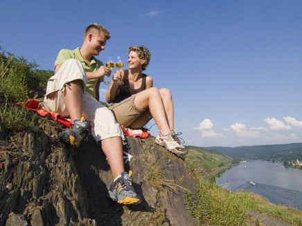 Weinverkostung mit Blick auf den Rhein