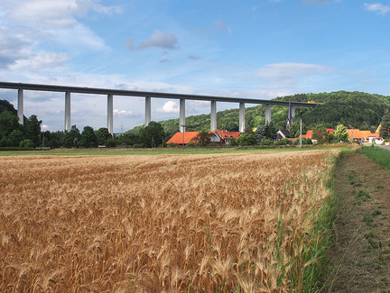 Blick von der Rennsteigstraße nach Hörschel mit der Autobahnbrücke über die Werra