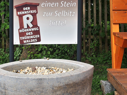 Rennsteigbeginn am Werraufer in Hörschel