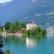 Iseltwald mit Seeburg, hinten Niederriet