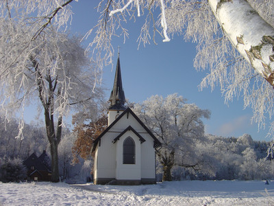 Kleine Holzkirche in Elend