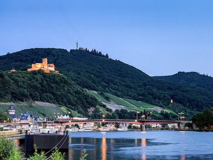 Die neu-restaurierte Burg Landshut über der Mosel bei Bernkasetel-Kues