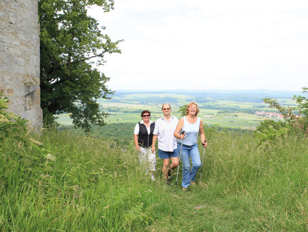 Wanderer bei der Ruine Strauf bei Straufhain