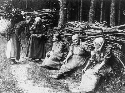 Culture women during a break