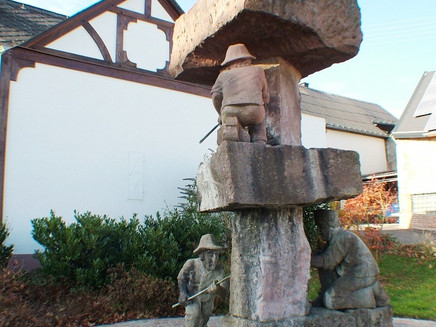 Startpunkt: Bergbaubrunnen in Monzelfeld