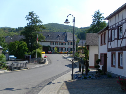 Ortsmitte von Burgen