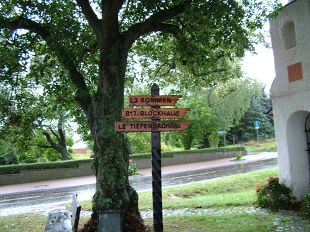 Wegweiser am Ortseingang von Longkamp