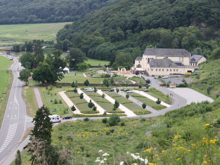 Kloster Machern am Moselufer