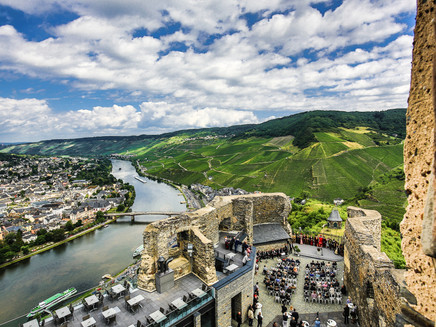 Blick auf den Burghof und das Moseltal