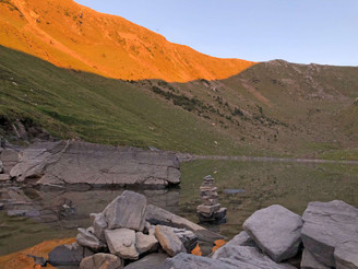 Der See hüllt sich ins Abendlicht