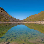 Spiegelbilder im türkisblauen See