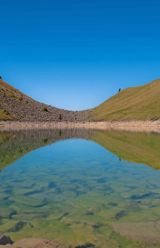 Spiegelbilder im türkisblauen See