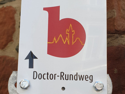 Beschilderung am Wegesrand