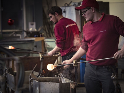 Glasbläser bei der Arbeit in der ELIAS Farbglashütte Lauscha