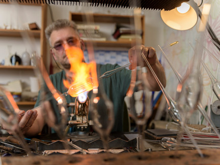 Glasbläser in der Heimwerkstatt in Lauscha