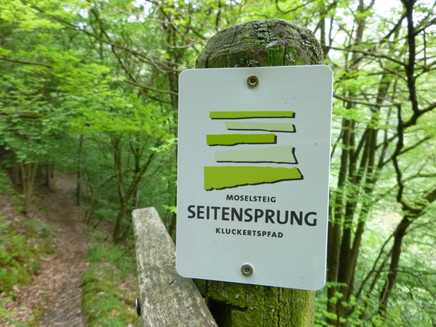 Signage of the Moselsteig side route Kluckertspfad