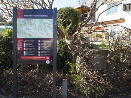 Informationstafel zu den Wanderwege der Region