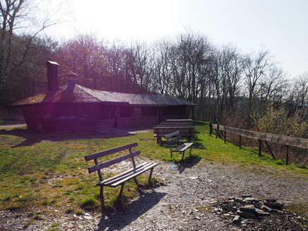 Rastmöglichkeit an der Andeler Schutzhütte