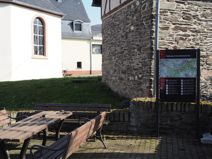 Wandertafel und Rastmöglichkeit am Goldbrunnen in Andel