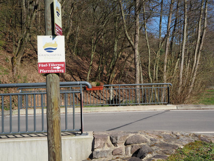 Beschilderung entlang des Weges