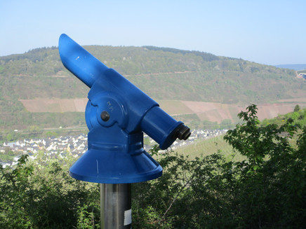Fernrohr am Plantert Kreuz mit toller Aussicht aufs Moseltal