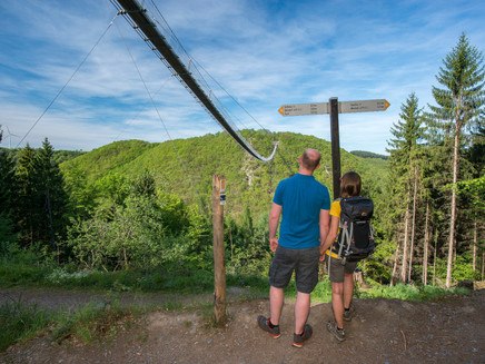 Wegweiser an der Hängeseilbrücke