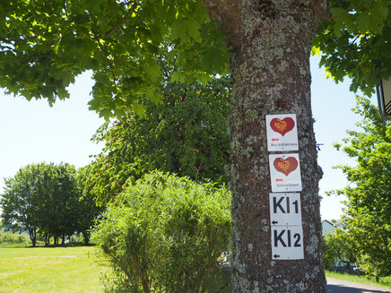 Wegbeschilderung entlang des Weges